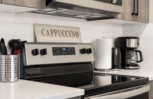 Hillhurst Apartment | One Bedroom home, Central Hillhurst, Sleeps 3, Insuite Laundry