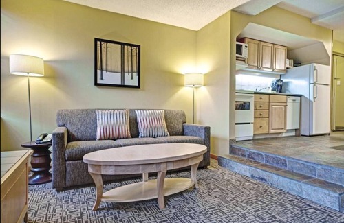 Whistler Village Resort | One Bedroom Suite 1 min from Slopes + Pool/Hot tub
