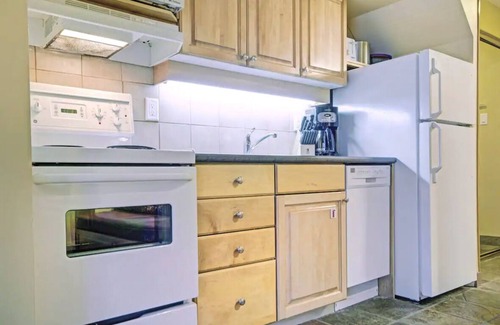 Whistler Village Resort | One Bedroom Suite 1 min from Slopes + Pool/Hot tub