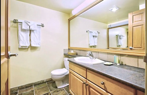 Whistler Village Resort | One Bedroom Suite 1 min from Slopes + Pool/Hot tub