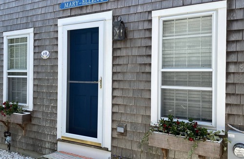 Nantucket Town House | One Bedroom Suite - 2 Twin Beds