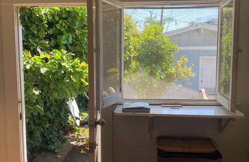 Venice House | One bedroom with huge private backyard