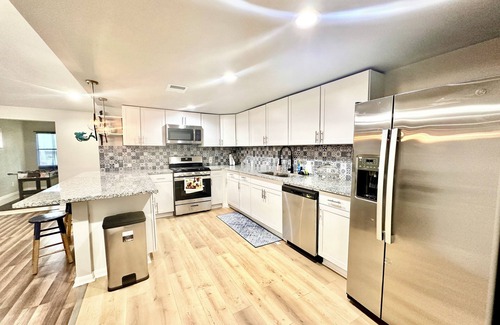 Bacliff House | One block from the Ocean and 8 minute drive to Kemah