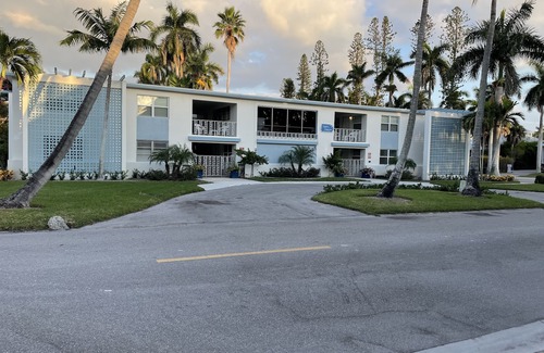 Old Naples Condo | One block to beach and to dining. Best location in Naples !