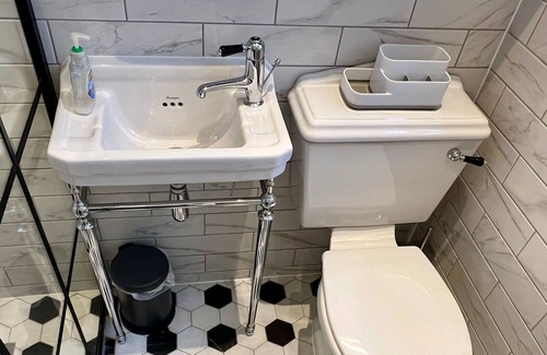 Clayhall Apartment | One of a kind 3-bed garden apartment with BBQ & sauna