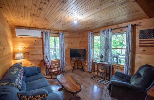 Warrensville House | One of a kind 3bd Cabin on the New River- Sleeps 6