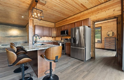 Rogers Cabin | One of a Kind Cabin. Breath Taking View, integrated into the natural rock.