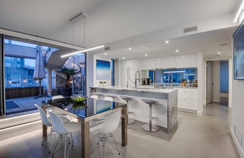 Crosstown Condo | One-of-a-Kind Luxury 3 Bed Penthouse w/huge Private Patio, Hot tub & Firetable!