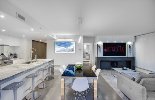 Crosstown Condo | One-of-a-Kind Luxury 3 Bed Penthouse w/huge Private Patio, Hot tub & Firetable!