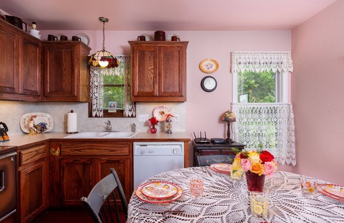 Manchaca House | Onion Creek Cottage in the Heart of Texas!nLovely Sunporch! Charm meets Comfort!