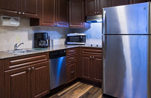 Airport North Condo | Only 1.5 Miles from Orlando International Airport + Outdoor Pool | 25 Minutes to Disney World