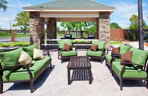 Airport North Condo | Only 1.5 Miles from Orlando International Airport + Outdoor Pool | 25 Minutes to Disney World