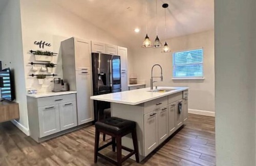 Clear Creek House | Only 15 min from Disney Huge yard, pool Heater, 5 bedrooms 3 bathrooms