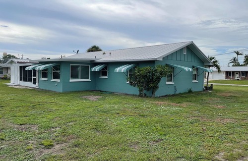 Englewood House | Only 3 miles from Englewood Beach! Clean, quiet 2-bedroom house