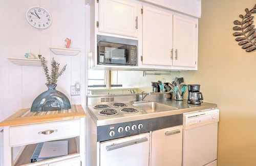 Hilton Head Condo | Only 99 Dollars! Fall Getaway Special! Cozy 1BR steps from beach