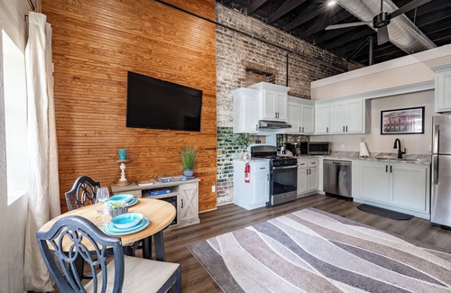 Laurel Apartment | Only Groundfloor access Airbnb Downtown Laurel - G