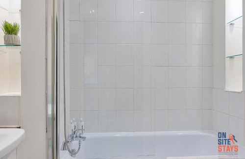 Greenhithe Apartment | OnSiteStays - Contemporary 2 Bed Apt with Ensuite, 2 x Free Parking Spaces & a Balcony