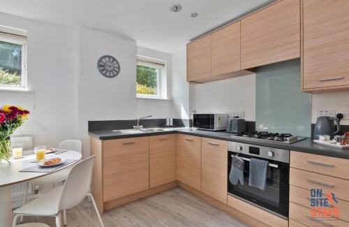 Greenhithe Apartment | OnSiteStays - Contemporary 2 Bed Apt with Ensuite, 2 x Free Parking Spaces & a Balcony