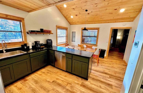 Harrison Cabin | Onyx Grove Cabin 2 bedrooms & HOT TUB!