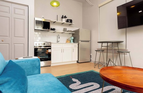 East Market District Apartment | Onyx – Light-Filled Contemporary Hideaway