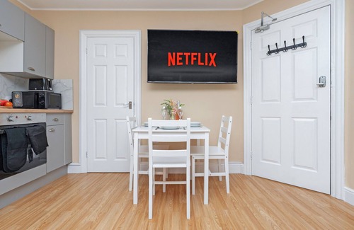 Bournemouth Apartment | Open Mind Property - Studio for 4 Guests - Parking
