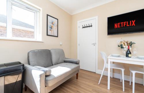 Winton Apartment | Open Mind Property - Studio Flat with FREE Parking