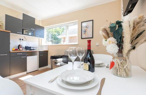 Winton Apartment | Open Mind Property - Studio Flat with FREE Parking