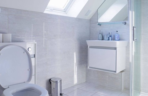 Grove Apartment | Open Plan Apt next to station near Hampton Court