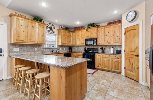 New Braunfels House | Open to Guests - Stunning River Access, Cliff View Retreat on Guadalupe River, Tubing, Family Fun