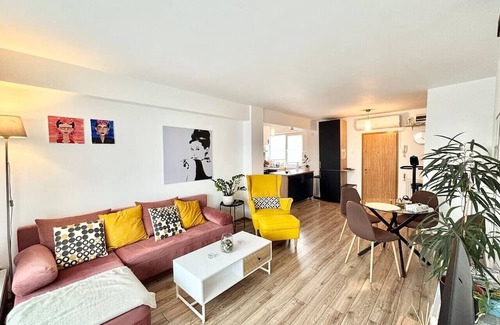 Old City Apartment | Opera Sunrise. Awesome 1-bedroom apartment in center Timisoara. Full ammenities
