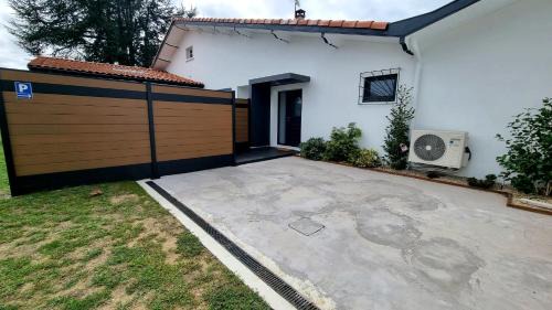Boucau Apartment | Opporak