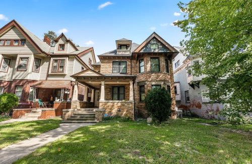 Detroit Apartment | Opulent 2 Bedroom Getaway