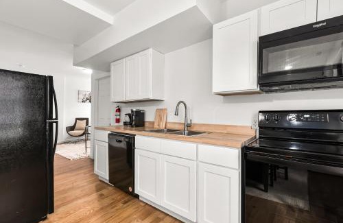 Detroit Apartment | Opulent 2 Bedroom Getaway