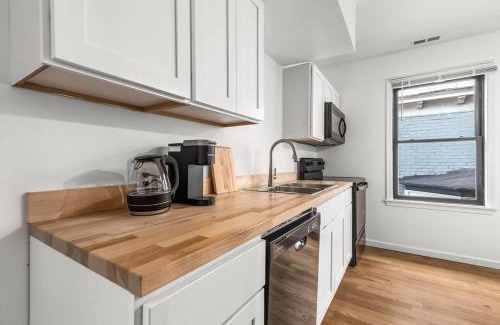 Detroit Apartment | Opulent 2 Bedroom Getaway