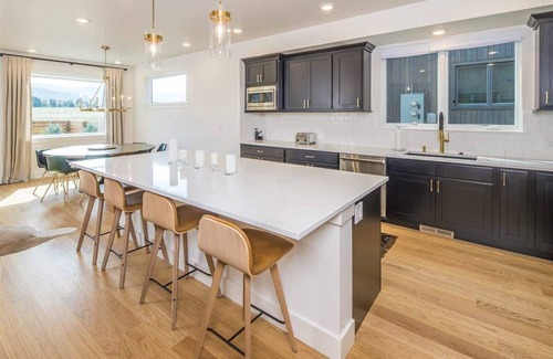 Big Sky House | Opulent 4 Bedroom Townhouse