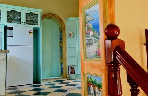 Sleepy Hollow House | Opulent Serene apartment @ Palazzo Sophia Byron panoramic seaview & sugarfields