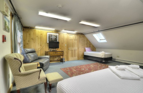 Oquossoc Hotel | Oquossoc Suite #7 | Upstairs Suite