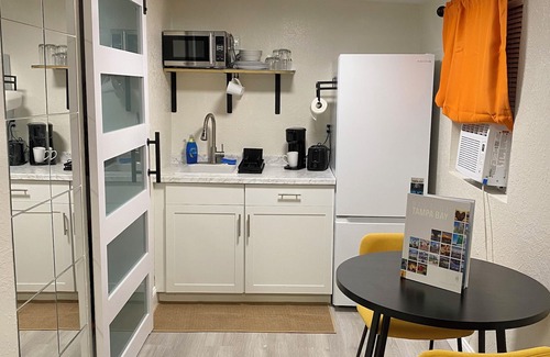 East Tampa Apartment | Orange Citrus Studio in Tampa