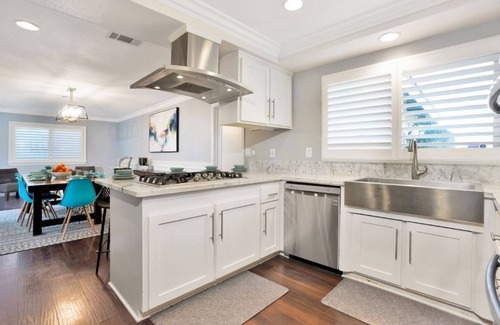 Orange House | Orange Oasis 🍊- 10min to Disneyland 🎡Spacious Pool home