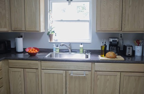 Brent Cottage | Orange Tree Cottage- Entire Cottage, Cute and Charming!