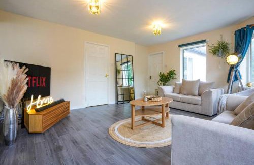 Great Billing House | Orchard Bungalow - Sleeps 10 - Close to Town Centre - Free Parking, Pool Table, Fast Wi-Fi and Smart TV with Netflix by Yoko Property