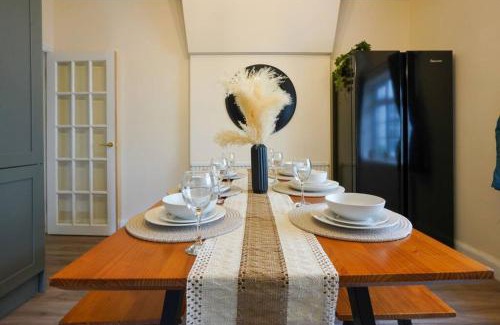 Great Billing House | Orchard Bungalow - Sleeps 10 - Close to Town Centre - Free Parking, Pool Table, Fast Wi-Fi and Smart TV with Netflix by Yoko Property