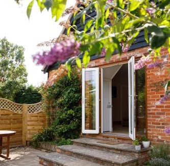 Sidlesham House | " Orchard Croft Lodge ", DOG FRIENDLY, Ideal for Goodwood Events, 5 Minutes from Southend Barns, 9 Minutes From Sandy West Wittering Beach, 2 Bathrooms, Can Sleep 8 On Request, Free Wi-Fi & Sky Sports, Quiet Location, Zip & Link beds offering versatility
