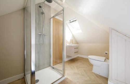 Sidlesham House | " Orchard Croft Lodge ", DOG FRIENDLY, Ideal for Goodwood Events, 5 Minutes from Southend Barns, 9 Minutes From Sandy West Wittering Beach, 2 Bathrooms, Can Sleep 8 On Request, Free Wi-Fi & Sky Sports, Quiet Location, Zip & Link beds offering versatility