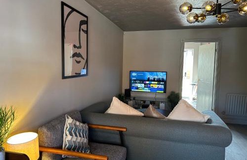 Swindon House | Orchard House - Suitable for both Family and Business Travellers, Walk in distance to pubs, restaurants, Supermarket, Free Wifi & Free Parking, Outdoor Garden