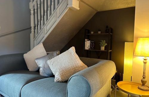 Swindon House | Orchard House - Suitable for both Family and Business Travellers, Walk in distance to pubs, restaurants, Supermarket, Free Wifi & Free Parking, Outdoor Garden