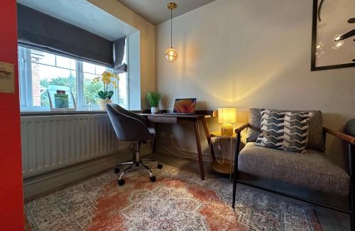 Swindon House | Orchard House - Suitable for both Family and Business Travellers, Walk in distance to pubs, restaurants, Supermarket, Free Wifi & Free Parking, Outdoor Garden