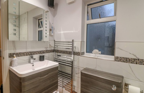 Broad Clyst Cottage | ORCHARD VIEW LODGE, pet friendly, with hot tub in Broadclyst