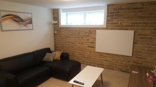 Gyor Apartment | Orhidea Szuterén Apartman