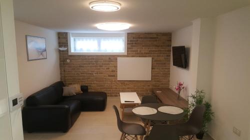 Gyor Apartment | Orhidea Szuterén Apartman